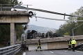 Na cestu sa zrútil nadjazd: Pod troskami zostalo auto s troma deťmi!