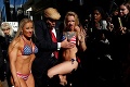 Kandidát na prezidenta Ameriky na odvážnych fotkách s odhalenými ženami: Donald Trump má dvojníka!