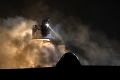 Obrovský požiar haly v Považskej Bystrici je pod kontrolou: Hasiči s ohňom bojujú už 14 hodín