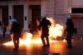 Rozruch v Aténach: V centre vyčíňali anarchisti, ľudia v panike utekali!