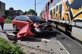 Ruský senior pri Komárne na požičanom aute nabúral do idúceho vlaku: Mal obrovské šťastie