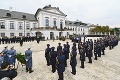 Vojenské pocty na nádvorí Prezidentského paláca: Sloboda a sláva, pán prezident!