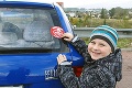 Deti zbožňujú nálepky od Nového Času: Drobec v aute má pomôcť v bezpečnosti na cestách!