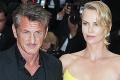 Sean Penn si našiel náhradu za Charlize, ľudí zaráža podstatný detail: Veď by mohla byť jeho dcérou!