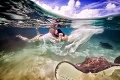Američan Adam vytvára unikátne svadobné fotky pod vodou: Stačí len zadržať dych a povedať áno!