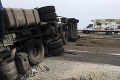 Na diaľnici D1 v Liptove havaroval kamión s drevom, šoféra vyslobodzovali hasiči!