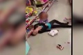 Hrozné video: Predávkovaná matka odpadla v obchode, reakcia dieťatka vám nedá spať!