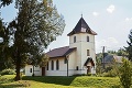 Tento kostol v slovenskej dedinke budí pohoršenie: Tiež vám to udrelo do očí?