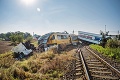 Zrážka vlaku s kamiónom pri Veľkom Mederi: Rušňovodič bojuje o život v umelom spánku