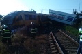 Zrážka osobného vlaku s kamiónom: O život bojujú štyria ťažko zranení!