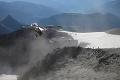 Uviaznutá lanovka na masíve Mont Blanc: V kabínkach musí stráviť noc až 45 cestujúcich!