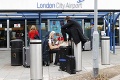 Letecká doprava v Londýne bola ochromená: Všetko spôsobila porucha a protest