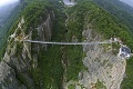 Sklenený most v Číne sa zmenil na telocvičňu: Joga v oblakoch!