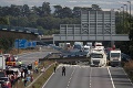 Hororový pohľad: Na britskú diaľnicu M20 sa zrútil strhnutý nadchod pre peších
