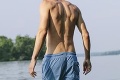 Chlapík plával nahý v jazere, zrazu ho premkla bolesť: Pohľad na svoju pýchu skoro nepredýchal!