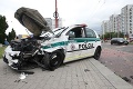 Búračka policajtov na križovatke v Bratislave: Dvaja ľudia skončili v nemocnici!