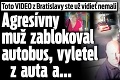 Toto VIDEO z Bratislavy ste už vidieť nemali: Agresívny muž zablokoval autobus, vyletel z auta a...