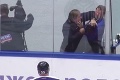 V Rusku zabávali divákov hokejoví tréneri z KHL: Päste lietali za mantinelom