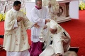 Moment hrôzy pre desaťtisíce veriacich: Pád pápeža Františka priamo na pódiu!