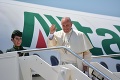 Pápež František pricestoval do Poľska: Privítal ho prezidentský pár