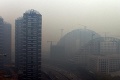 Nebezpečný smog zahalil celé mesto: Nie je vidieť na krok!