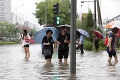 Silný dážď spôsobil v Pekingu spúšť: Cesty sa zmenili na rieky, ľudia sa po kolená brodili vo vode