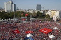 V Istanbule sa stretli desaťtisíce ľudí: Odsúdili pokus o prevrat