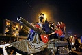 Opatrenia tureckej vlády po neúspešnom puči: Zatkli vojakov prezidentskej stráže!