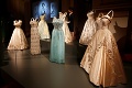 Buckinghamský palác otvára unikátnu výstavu: Výber zo šiat kráľovnej Alžbety