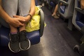 Mužovi sa vo vlaku čudne vrtel batoh: Keď ukázal, čo tam ukrýva, cestujúci volali políciu!