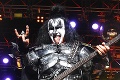 Speváka z Kiss zradili legendárne topánky: Tvrdý pád uprostred známej skladby!