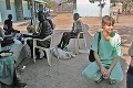 Adriána pomáha v Sudáne prevratnou metódou: Afričanom vyšetruje oči smartfónom!