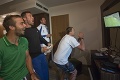 Slovenskí daviscupisti si spríjemnili nútené čakanie na zápas: Počas dažďa žhavili play station