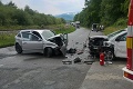 Na Orave sa zrazili dve osobné autá: Jeden z vodičov († 51) zomrel