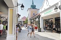 Chceli sa podobať Parndorfu, no... Šokujúci pohľad na outlet vo Voderadoch!