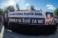 2000 Slovákov protestovalo kvôli dvom Robertom: Tie vtipné transparenty musíte vidieť!