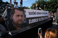 2000 Slovákov protestovalo kvôli dvom Robertom: Tie vtipné transparenty musíte vidieť!