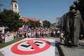Centrum Bratislavy zaplavili stovky extrémistov: Jedenásť ľudí skončilo v rukách polície!