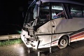 Na diaľnici havaroval autobus: Zranilo sa 40 ľudí!