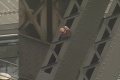 Muž vyliezol na vrchol mosta a odmietal zísť: Dočasne museli pozastaviť dopravu