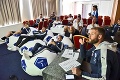 Naši futbalisti si vždy doprajú pohodlie: Slováci sledovali zápas Angličanov skutočne netradične!