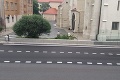 Chaos v Bratislave: Pred katedrálou našli figurínu moslimky so samopalom!