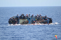 Zábery, z ktorých tuhne krv v žilách: Na mori sa prevrátila loď plná migrantov!