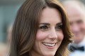 Vojvodkyňa oslnila v modrých šatách: Obtiahnutá róba ukázala to, čo sa Kate snaží zakryť