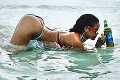 Rihanna dráždi na dovolenke: Bez pivka a odhaleného zadočka ani ranu!
