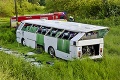 Na východnom Slovensku havaroval autobus s folkloristami, vodič zúri: Drsný odkaz!