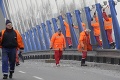 Z mosta Apollo odstraňovali ľad, Bratislavu ochromili zápchy
