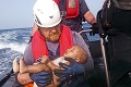Záchranár Martin našiel v mori nehybné telo bábätka: Smutný záber, ktorý obletel celý svet