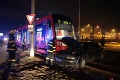 Po policajnej naháňačke v Bratislave sa auto zrazilo s električkou: Dvaja ťažko zranení!