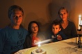 Žijú v chudobe, akú si neviete ani predstaviť: Mama s tromi deťmi je už 4 roky bez elektriny!